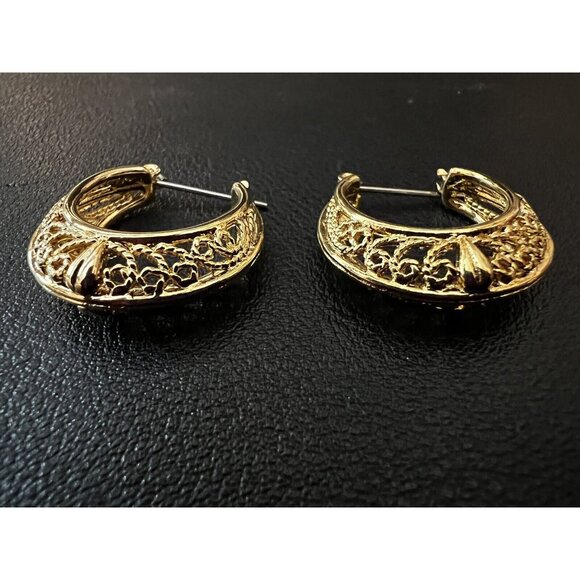 Very Pretty Gold Textuted Hoop Earrings - Picture 4 of 5